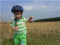 Ich lauf mal in die Wiese. Das kitzelt so schön an den Füssen! RIMG0127.jpg