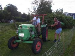 Jetzt kann ich denen beiden endlich mal zeigen wie so ein Traktor richtig gefahren wird. Das sind doch alles Anfänger! RIMG0184.jpg