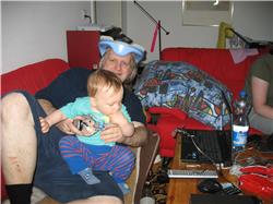 Was hat denn der Papa auf dem Kopf? Ist das nicht zum Sitzen da? IMG_3181.jpg