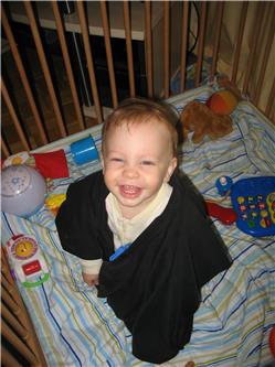 Ich probiere Papas T-Shirt. Aber das scheint mir etwas zu gross zu sein. Vielleicht eine, oder zwei Nummern IMG_3188.jpg