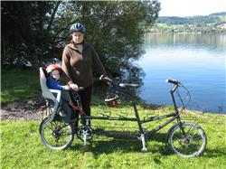 So eine Fahrrad Tour an den Greifensee ist schon toll. Hier seht Ihr mich mit meiner Mama, meinem Fahrrad, meinem Greifensee und meiner Umgebung. IMG_3192.jpg