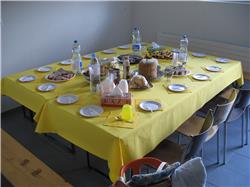 Die Geburtstagstafel ist gedeckt. Ist das wirklich schon ein Jahr her, dass ich das Licht der Welt erblickte? IMG_3208.jpg