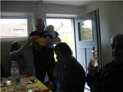 Hier bekommt der Papa erst mal ein bisschen Kuchen. Ich fürchte aber der will den selber essen. Hmmm ... - aber es ist doch mein Geburtstag. Das verstehe ich nicht! IMG_3226.jpg