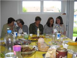 Man ist tief in Gespräche vertieft. Es werden internationale Beziehungen zwischen Deutschland, der Schweiz, Irland und Italien geknüpft. IMG_3232.jpg