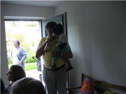 Wenigstens Opa gibt mir was zu trinken. IMG_3235.jpg