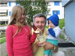 Jetzt wird auch noch meine Cousine zum Trinken verführt IMG_3238.jpg