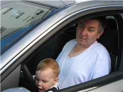 Opa hat ja keine Ahnung von Autofahren. Hier muss erst mal der Öldruck überprüft werden. Das weiss doch jeder. ts, ts, tsss IMG_3244.jpg