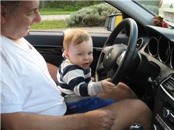 Der Sitz könnte etwas höher sein, aber das sind nur noch Kleinigkeiten. Jetzt zeig ich euch mal wie so ein Mercedes richtig gesteuert wird. IMG_3247.jpg