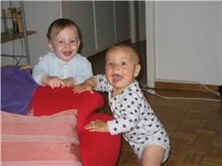 Irgendwie ist das schon lustig, der Papa fotografiert mich und Julian. Das ist schön. IMG_3265.jpg