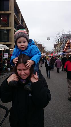 Wenn ich schon mal bei der Mama auf der Schulter bin, kann ich ja auch mal die Haare etwas zerzuseln. Da komme ich sonst ja kaum dazu! DSC_4193.jpg