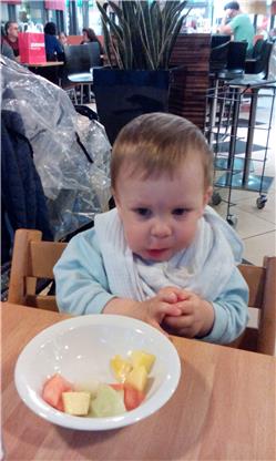 Papa ist mit mir zu Zvieri ins Migros Restaurant gegangen. Nachher kaufen wir noch eine Kaffeemaschine für die Mama. Das weiss die Mama aber noch nicht IMG_20141115_155713.jpg