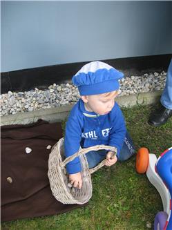 Das sind zwar Steine und keine Pilze - aber trotzdem bin ich mit ganzer Seele dabei und will Oma und Opa ein Geschenk machen IMG_3298.jpg