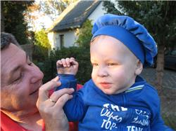 Uii, Uiii, Uiii, wenn das die Oma sieht, dann gibts bestimmt Schimpfe. Aber es hat auch ganz viel Spass gemacht - und Opa hat auch schön mitgemacht. IMG_3301.jpg