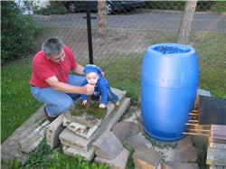 Ja, ja, Opa passt schon auf, dass nichts passiert. Erst mal muss der Garten von Onkel Andreas erobert werden! IMG_3303.jpg