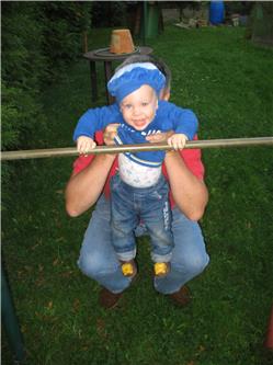 Ich möchte mal wissen, warum sich alle immer so anstellen - Klimmzüge sind ja kinderleicht. Opa hilft auch gar nicht, der sichert nur. IMG_3313.jpg