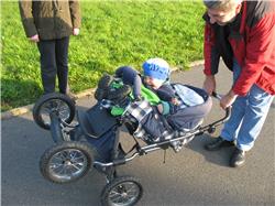 Opa wieder! Der hat auch immer wieder neue Ideen. Aber so ein Rennkinderwagen ist schon was tolles - auch wenn sich das Rennen nur auf den Opa bezieht. Das ist mir aber erst ma egal - Hauptsache ich hab SPASS!!! IMG_3328.jpg