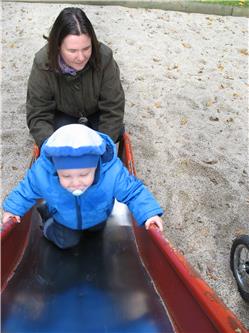 Hier müsste mal was gemacht werden. die Rutsche ist viel zu steil - und dann auch noch in die falsche Richtung. Eine Rutsche sollte man runterrutschen und nicht hochklettern müssen. IMG_3371.jpg