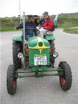 Das ist der REWE Parkplatz. Aber REWE ist doch am Sonntag zu. Na mal sehen wo das noch hin führt! IMG_3396.jpg