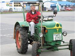 Opa scheint Spass zu haben IMG_3398.jpg