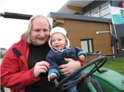 Aber ich kann das besser! Erst mal das lenken üben. An die Pedale komm ich irgendwe nicht ran. IMG_3410.jpg