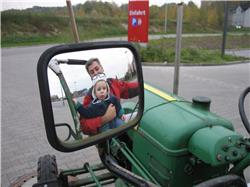 Hehehehe, Ich hab Opa die Brille geklaut. Das Beste ist - ohne Brille sieht das der Opa gar nicht IMG_3421.jpg