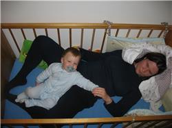 Hahahahaha, jetzt ist Mama auch noch zu Besuch in meinem Bettchen. Da passt die ja gar nicht rein! IMG_3449.jpg