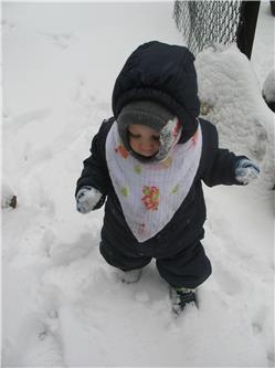Der erste Schnee. Dieses weisse Zeug ist ein bisschen komisch. IMG_3471.jpg