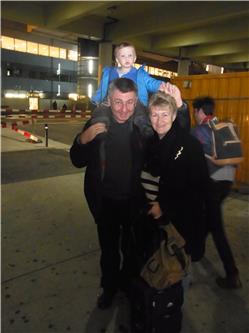 Ach soo, Oma und Opa sind angekommen. Das ist aber eine schöne Überraschung! RIMG0012.jpg