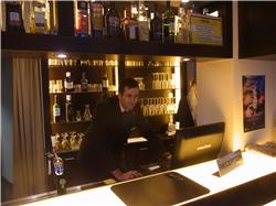 Das ist Onkel Marcus. Der arbeitet hier in Zürich im Hotel. Der sieht aber chick aus! RIMG0017.jpg