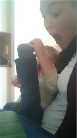 Wir schreien mal ein bisschen. Ausserdem verrenke ich mich. Die meisten Erwachsenen kriegn das nähmlich nicht hin - die sind komisch. DSC_0570.jpg