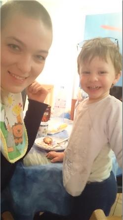 Die Johanna macht schon wieder Blödsinn - die braucht doch das längere Lätzchen DSC_0596.jpg