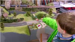 Mama und Papa sind mit mir zu einem Modelleisenbahn Klub in Illnau gefahren. Ich will hier eigentlcih gar nicht weg! IMAG0090.jpg