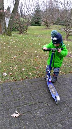 Heute treffen wir die Monique und ihre Kinder. Die Yasmine hat mir ihr Trottinet gezeigt. Die ist nett. IMAG0123.jpg