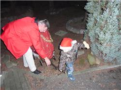 Jupiiiii! Der Weihnachtsmann hat Geschenke gebracht. Der hat die einfach im Garten abgestellt udn die Lichteketten angemacht. Leider habe ich ihn nicht mehr angetroffen. RIMG0026.jpg