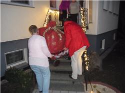 Opa und Oma müssen den Wagen reintragen. Huiiii, ob alles da drin für mich ist? RIMG0034.jpg