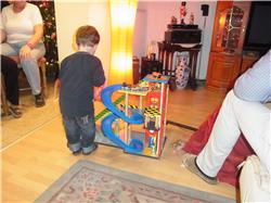 WOW, eine schöne Garagenanlage mit Schanze aus Holz. Der Weihnachtsmann ist aber lieb! RIMG0066.jpg