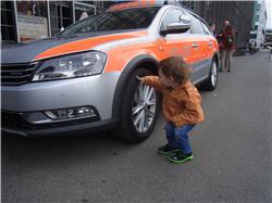 Ich muss Opa und Oma erst mal zeigen, dass das die Reifen eines Polizeiautos sind RIMG0104.jpg