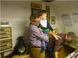 Heute wollen wir noch dem Onkel Reiner zeigen wie seine Anlage funktioniert. Opa übernimmt das für mich RIMG0124.jpg