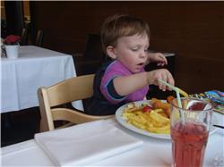 Endlich was zu Essen. Ich mag Pommes RIMG0354.jpg