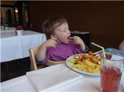 Los, rein damit. Wehr Dich nicht du Kartoffel! RIMG0358.jpg